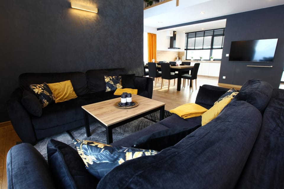 Communal lounge/ TV room, TV and multimedia, Living room, Seating area, Dining area, Evening entertainment