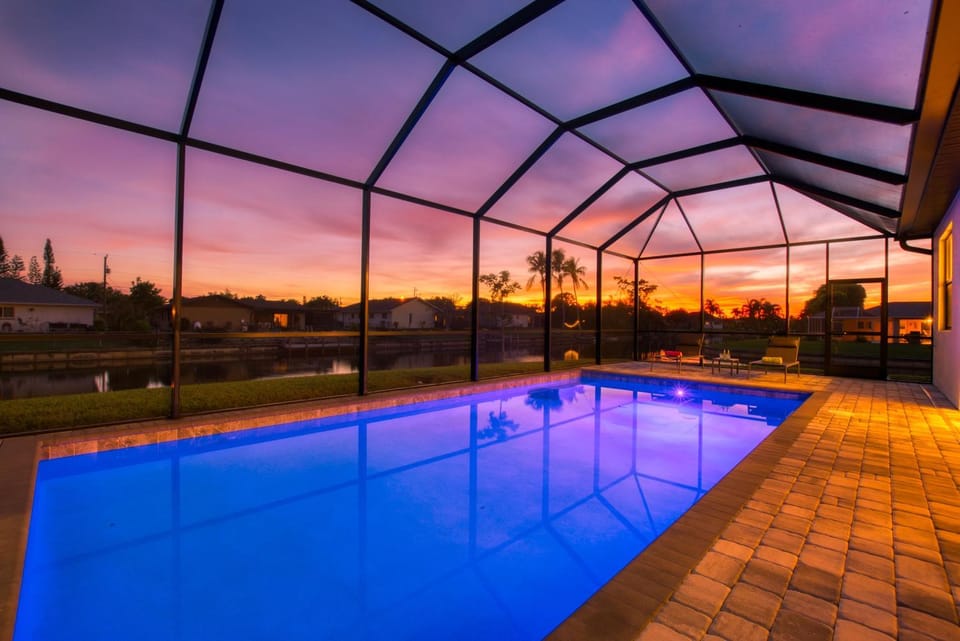VILLA MODERN TIMES - 4 BEDS - 2 BATHS - 8 GUESTS - WATERVIEW & POOL - INCL. 10% OFF BOAT RENTAL Villa in Cape Coral
