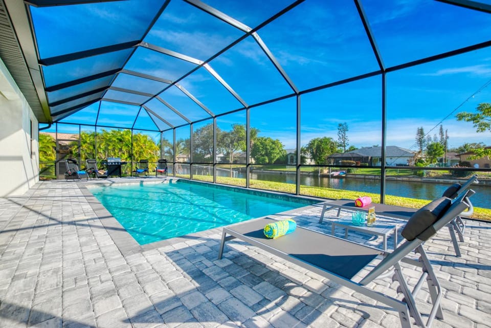 VILLA MODERN TIMES - 4 BEDS - 2 BATHS - 8 GUESTS - WATERVIEW & POOL - INCL. 10% OFF BOAT RENTAL Villa in Cape Coral