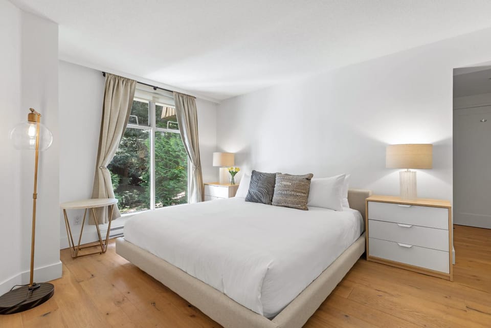 Woodrun Lodge 518 | Ski-in, Ski-Out, Hot Tub, Heated Pool, Parking House in Whistler