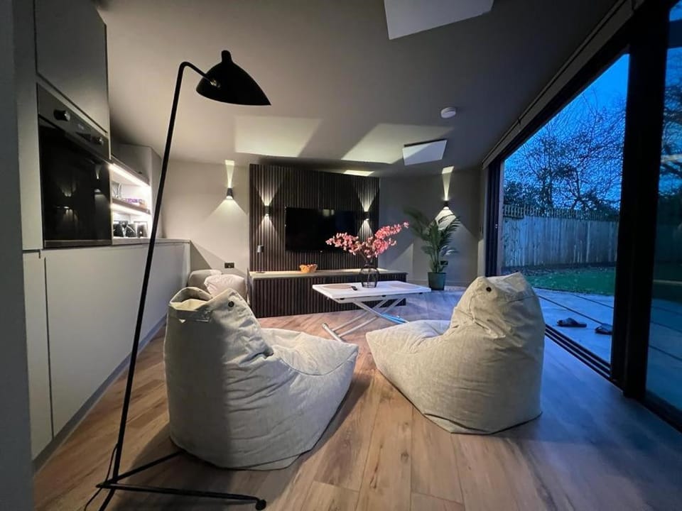 Contemporary Annex Apartment in West Oxfordshire District