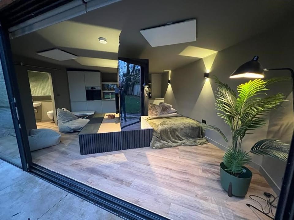 Contemporary Annex Apartment in West Oxfordshire District