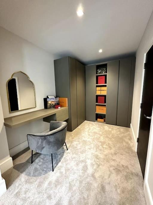 Luxury 4-bed home with club room House in Wilmslow Park