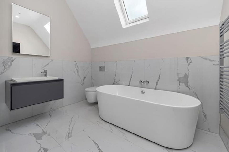 Luxury 4-bed home with club room House in Wilmslow Park