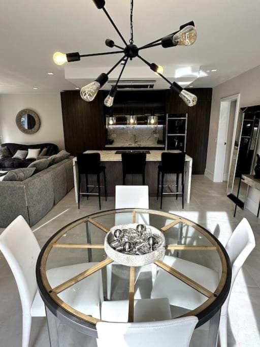 Luxury 4-bed home with club room House in Wilmslow Park