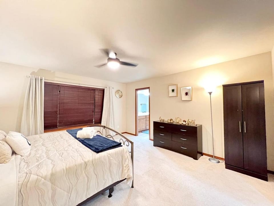 EV2-GRACE VILLA-Many BRs and loft Villa in Everett