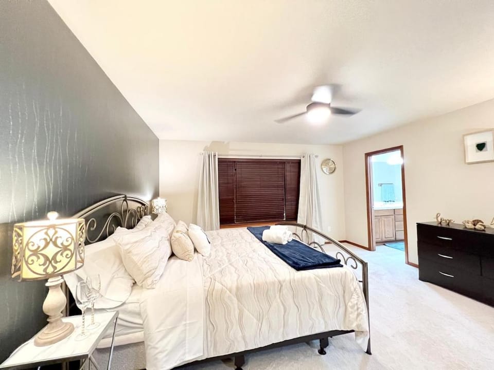 EV2-GRACE VILLA-Many BRs and loft Villa in Everett