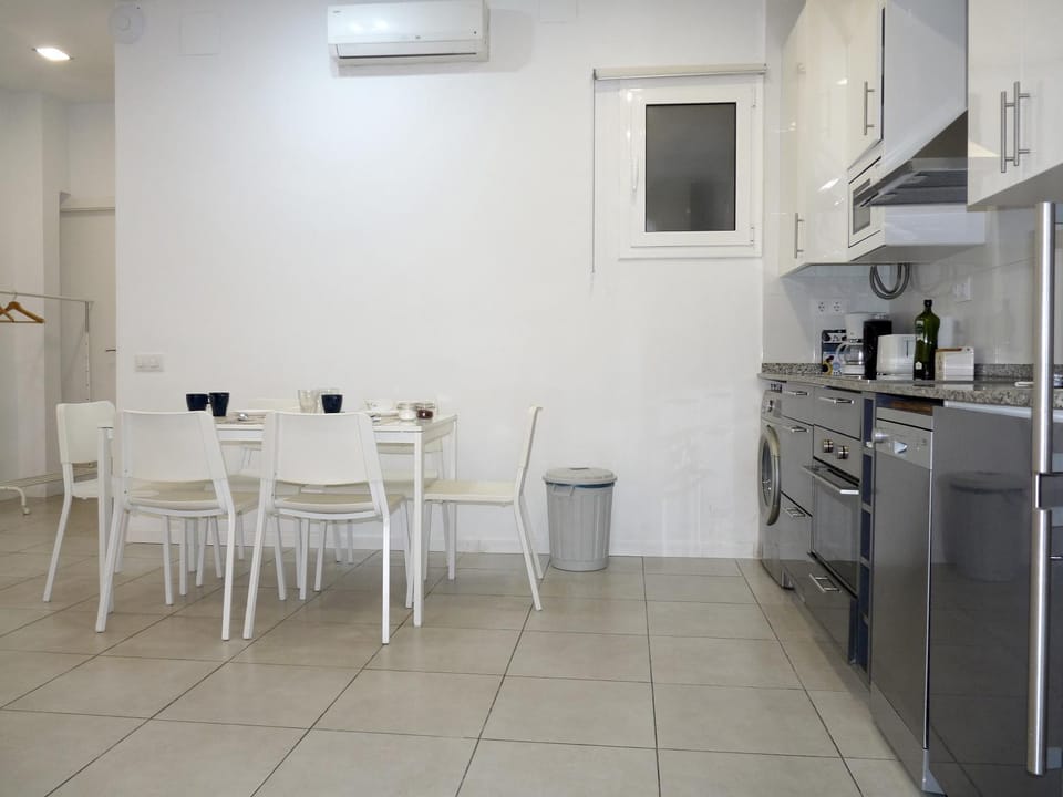 Kitchen or kitchenette, Dining area, minibar, pet friendly, stove, toaster, air conditioner