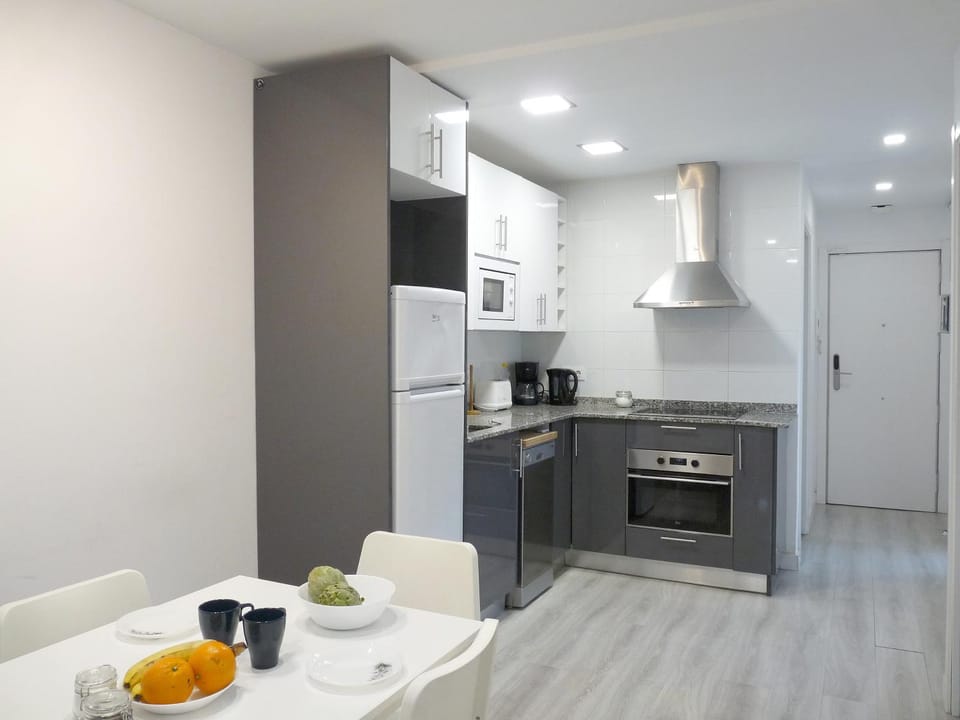 Kitchen or kitchenette, Dining area, minibar, pet friendly, stove, toaster