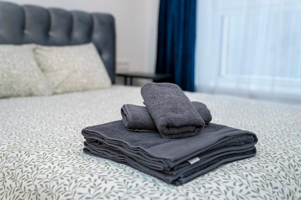 Bed, Bedroom, towels