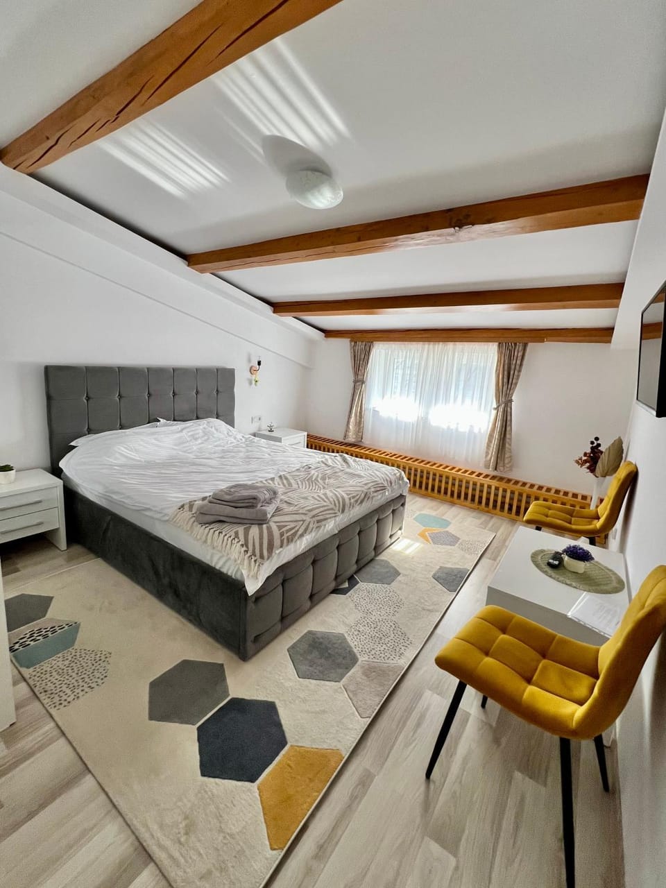 Bed, Seating area, Bedroom