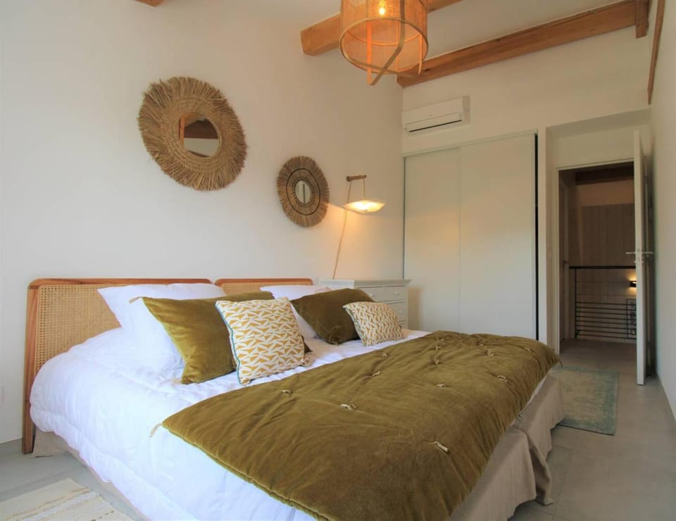 Bed, Photo of the whole room, Bedroom, air conditioner
