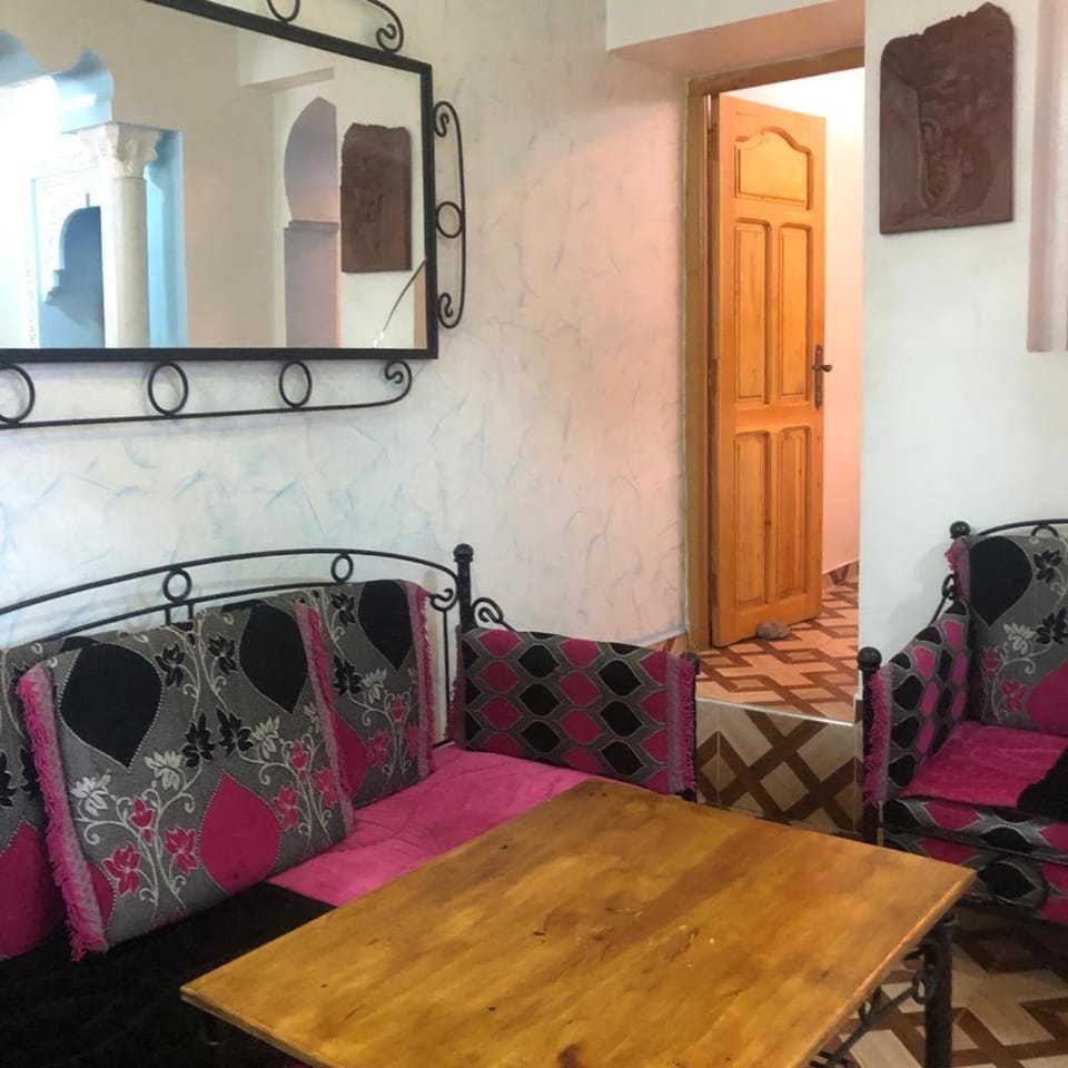 Restaurant/places to eat, Living room, Seating area, Dining area, wardrobe
