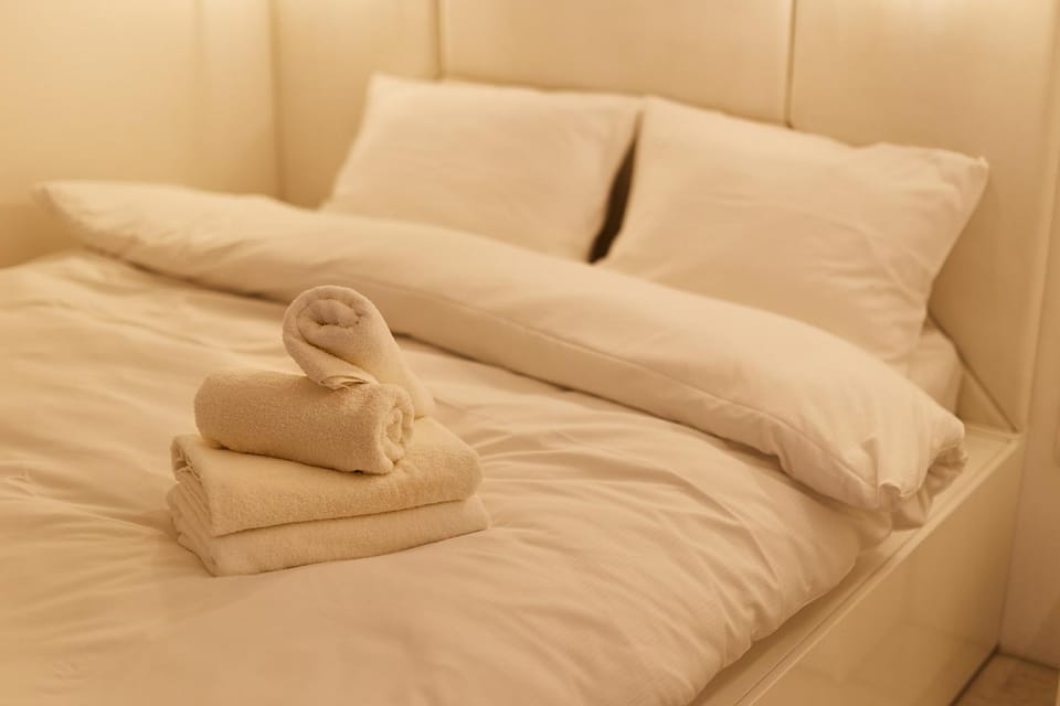 Bed, Photo of the whole room, Bedroom, towels