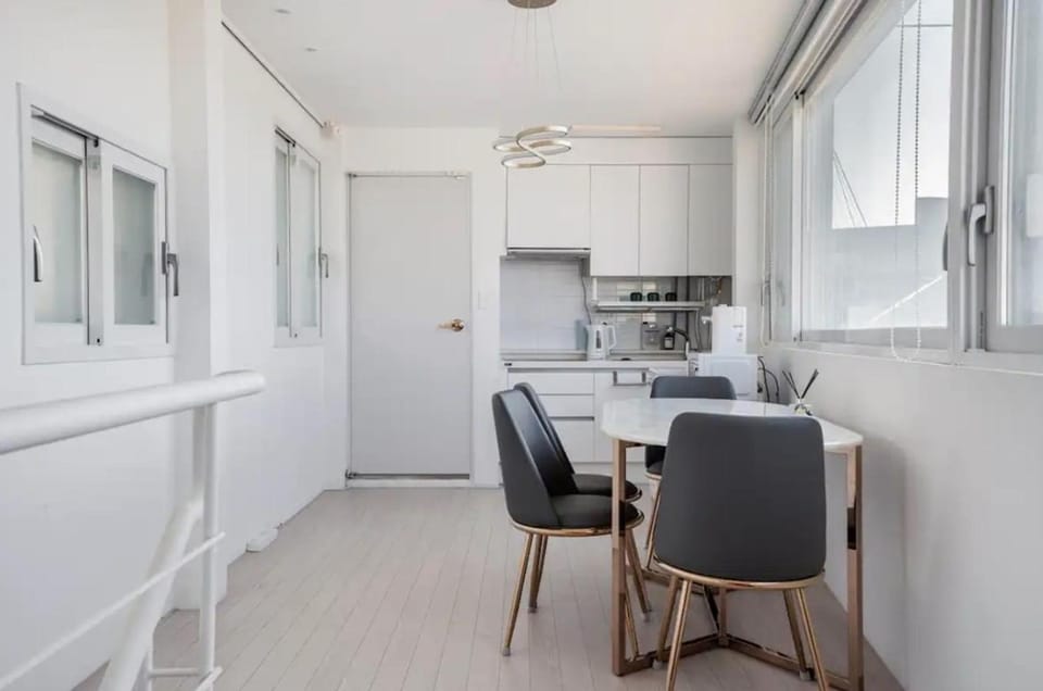 Kitchen or kitchenette, Dining area