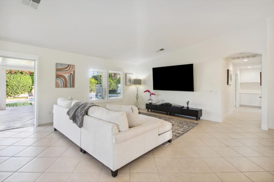 Spa, Fireplace: Paradisal Lake LaQuinta Home! House in La Quinta