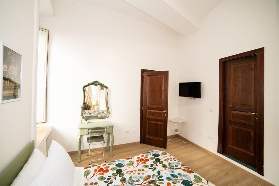 Bed, TV and multimedia, Bedroom