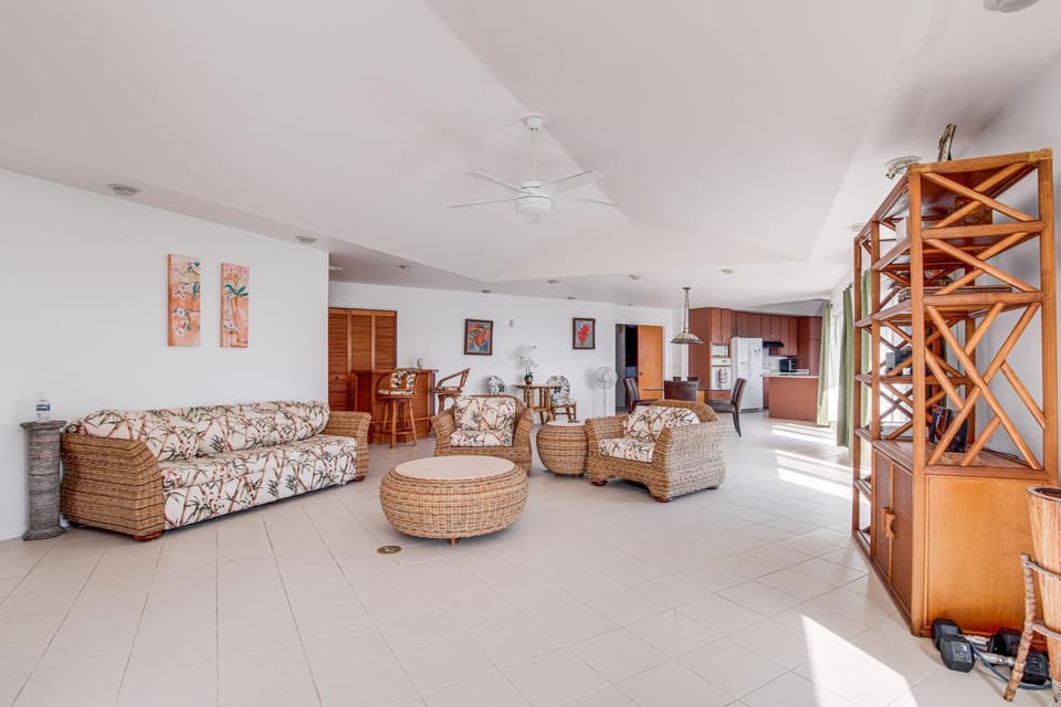 Oceanfront Keaau Gem: Ocean & Sunrise Views, Pool House in Hawaiian Paradise Park