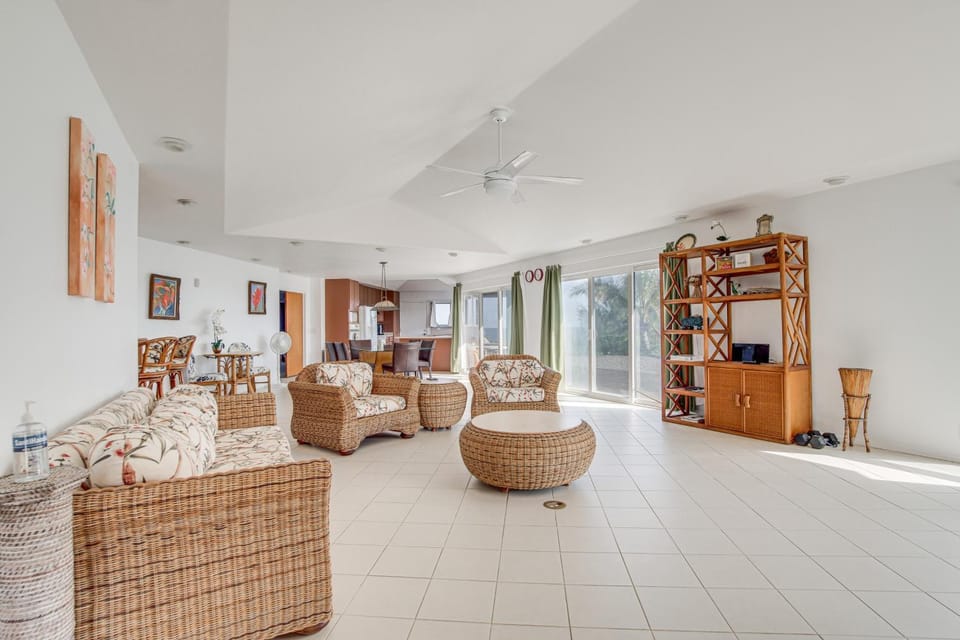 Oceanfront Keaau Gem: Ocean & Sunrise Views, Pool House in Hawaiian Paradise Park