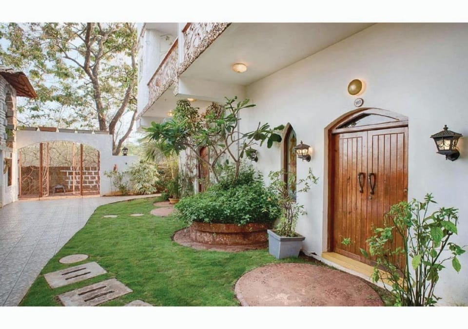 Property building, Patio, Spring, Day, Garden, Garden view