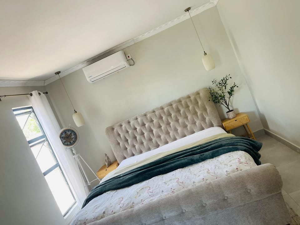 Bed, Photo of the whole room, Bedroom, air conditioner, air conditioner
