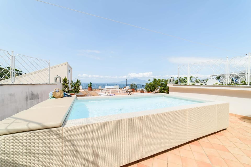 Property building, Pool view, Sea view, Swimming pool, sunbed