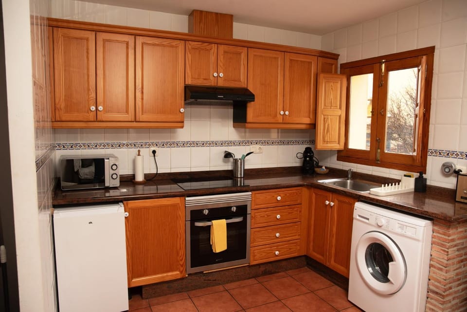 Coffee/tea facilities, Kitchen or kitchenette, oven, stove, toaster, washing machine