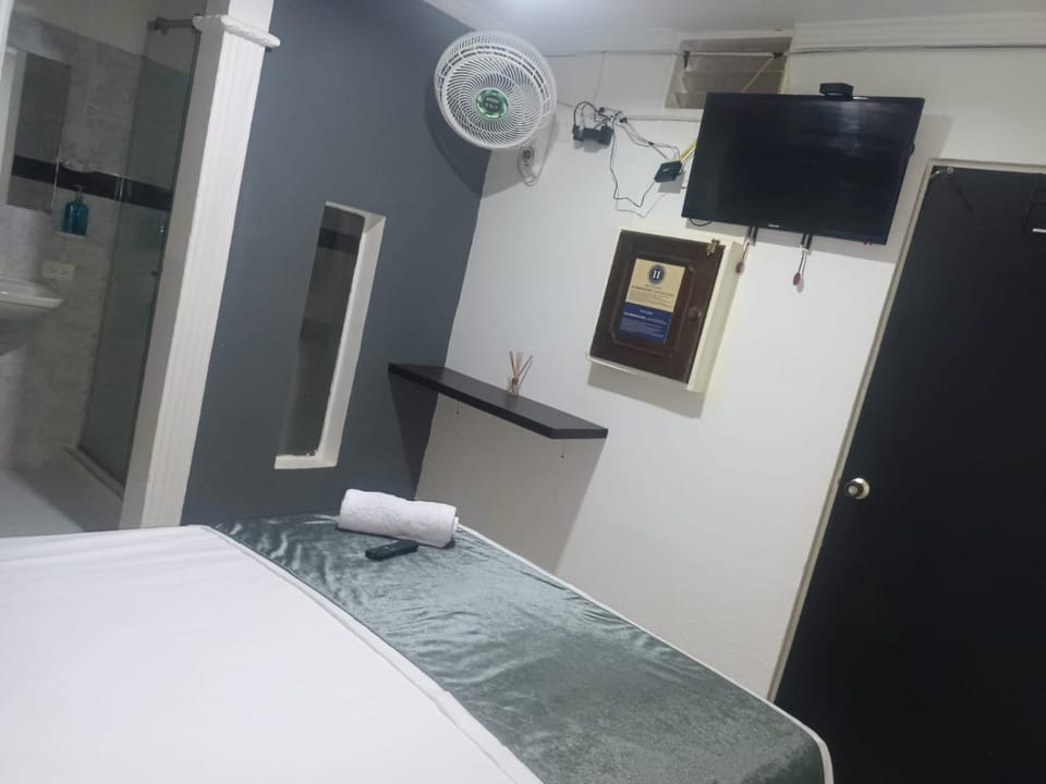 Bed, Bathroom, TV and multimedia, towels