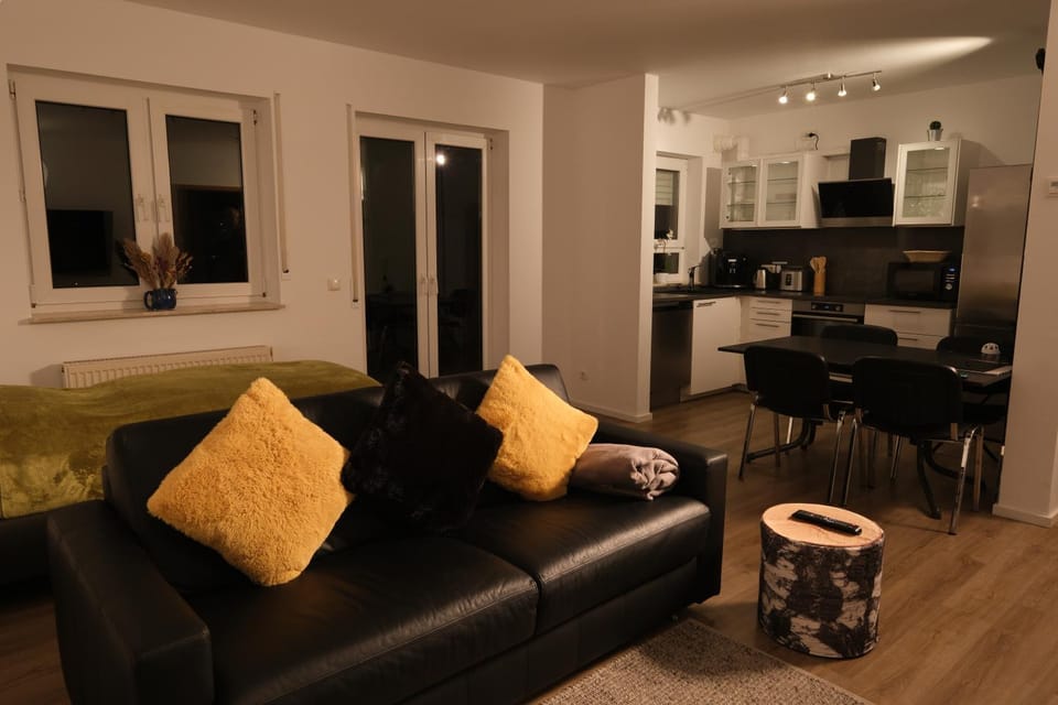 Communal lounge/ TV room, TV and multimedia, Living room, Seating area, Dining area