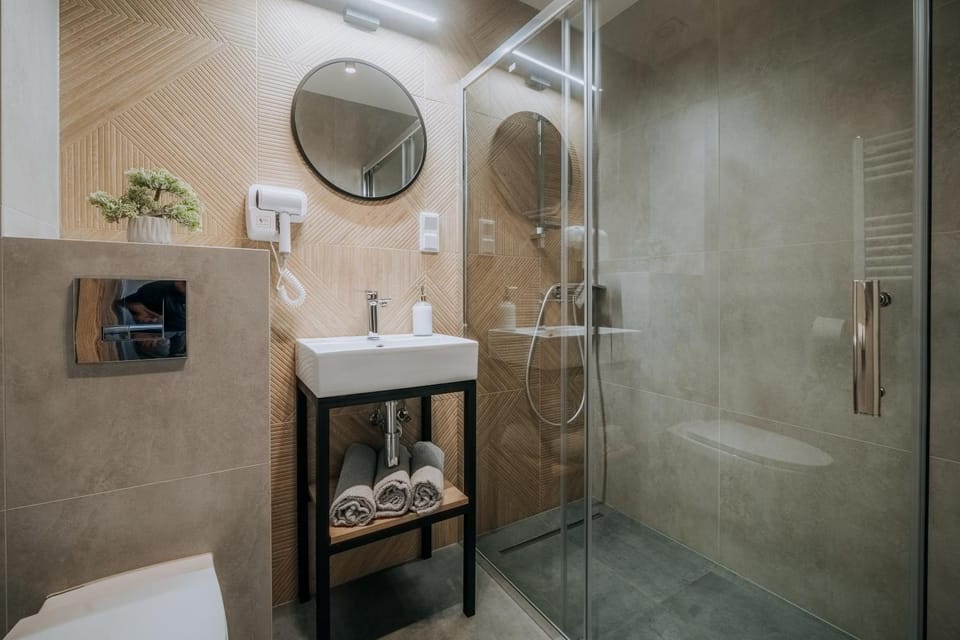 Shower, Toilet, Bathroom, towels