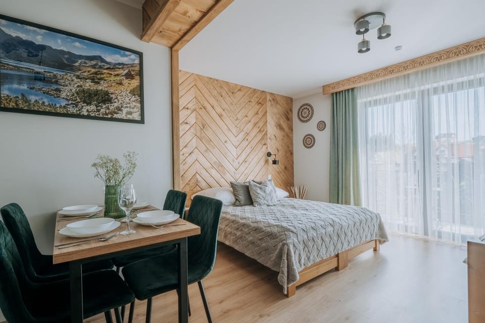 Bed, Photo of the whole room, Seating area, Dining area, Bedroom