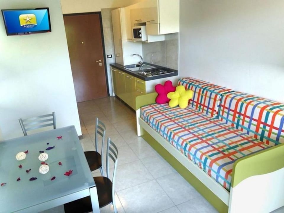 Restaurant/places to eat, Communal lounge/ TV room, Living room, Seating area, Dining area, kitchen