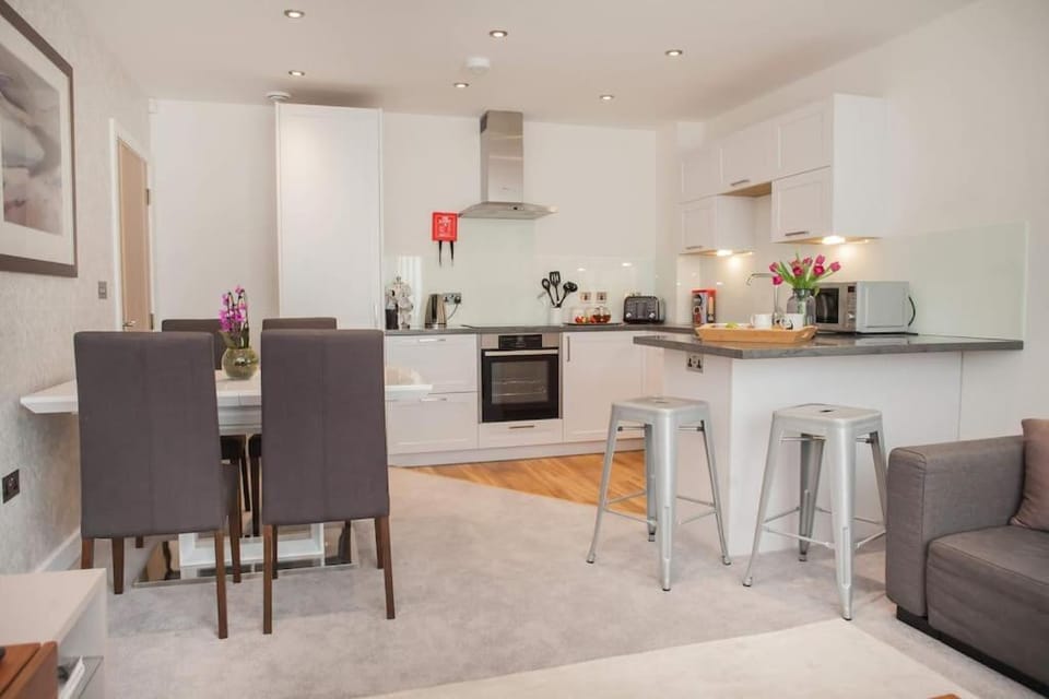 Stylish and central two bedroom & two bathroom apartment with free parking Apartment in Bath