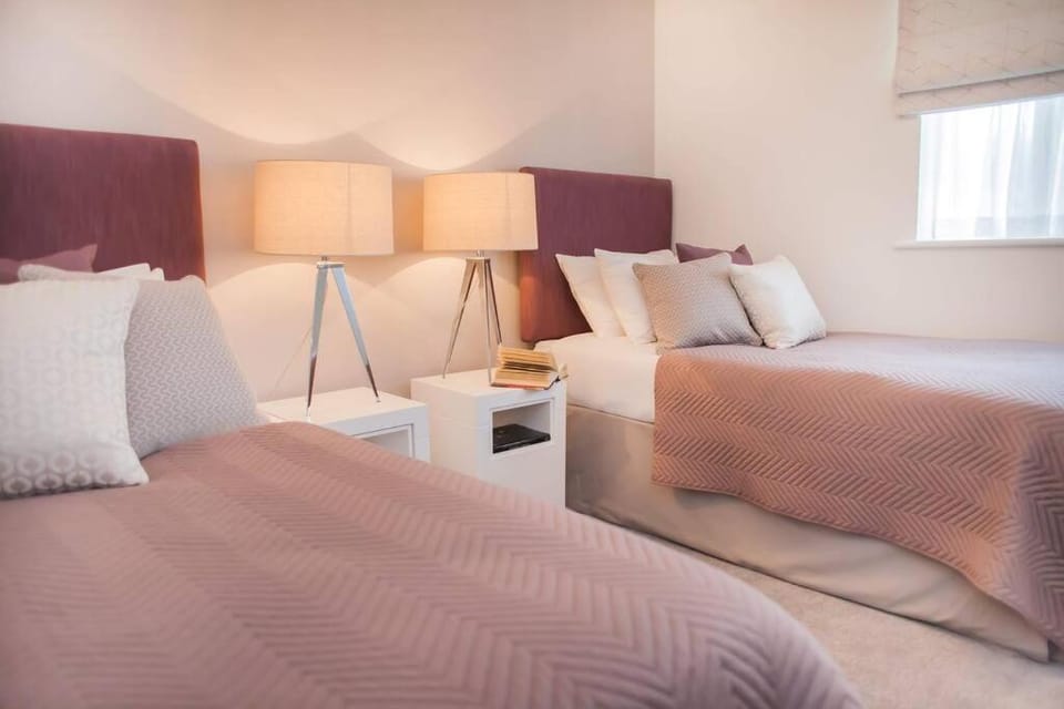 Stylish and central two bedroom & two bathroom apartment with free parking Apartment in Bath