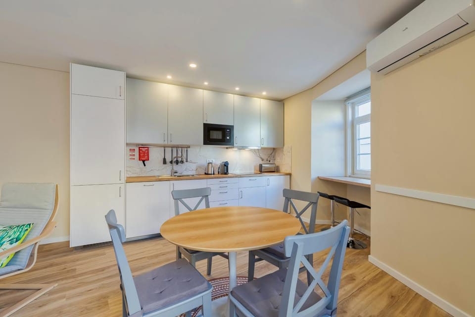 Coffee/tea facilities, Kitchen or kitchenette, Dining area, microwave, oven, stove, toaster