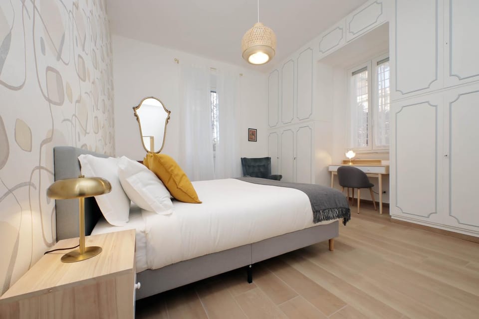 Photo of the whole room, Bedroom