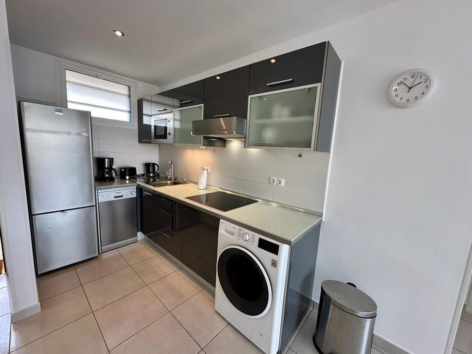 Kitchen or kitchenette, dishwasher, minibar, stove, toaster, washing machine