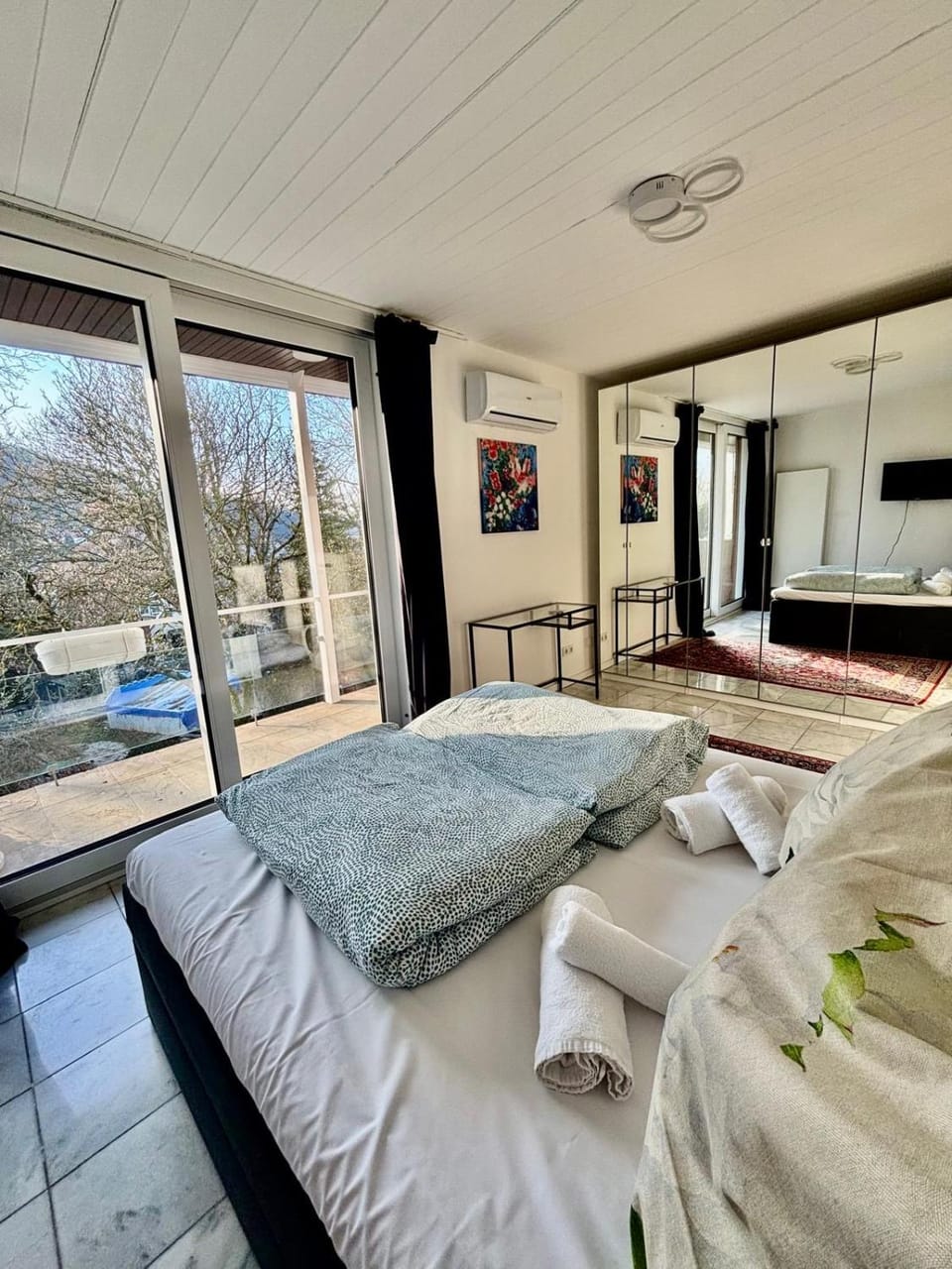 Bed, TV and multimedia, Photo of the whole room, Seating area, Bedroom, towels