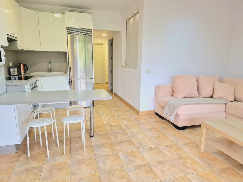 Kitchen or kitchenette, Living room, minibar, pet friendly, stove