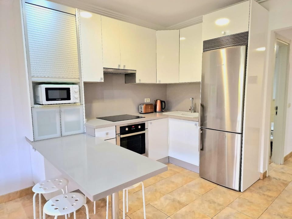 Kitchen or kitchenette, Dining area, minibar, pet friendly, stove, toaster