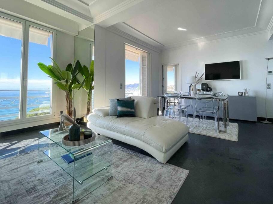 TV and multimedia, Seating area, Dining area, Sea view