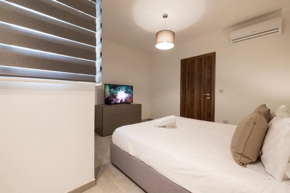 Bed, TV and multimedia, Photo of the whole room, Bedroom, air conditioner
