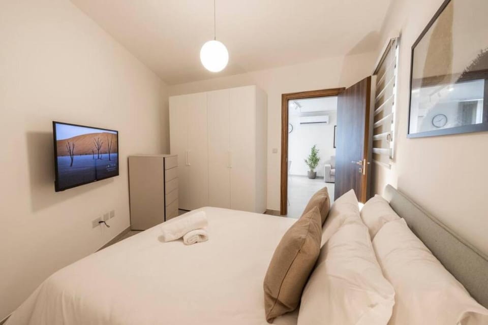 Bed, TV and multimedia, Photo of the whole room, Bedroom, towels