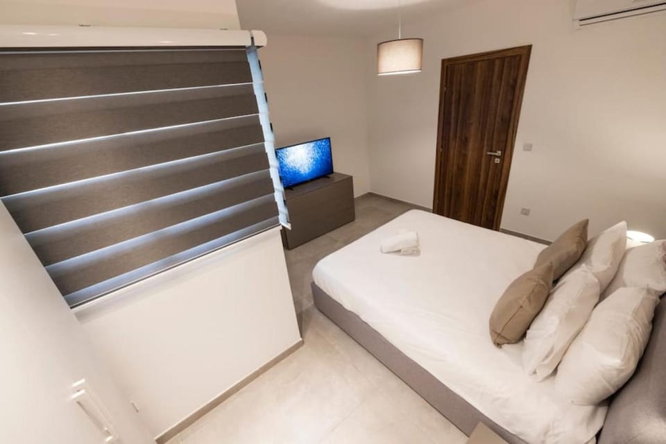Bed, TV and multimedia, Photo of the whole room, Bedroom