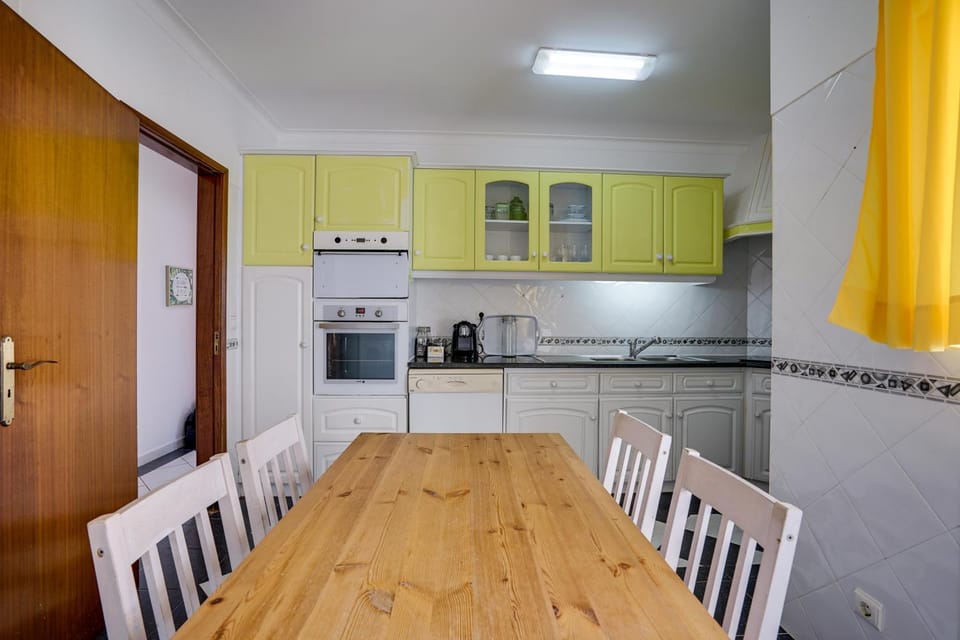 Kitchen or kitchenette, dishwasher, minibar, toaster