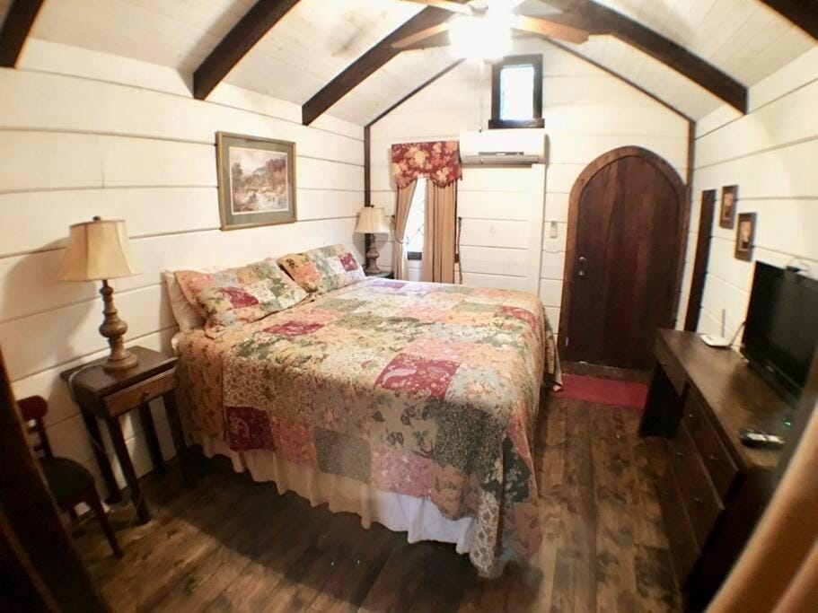 Tiny Home Cottage Near the Smokies #2 Lotte House in Sevier County