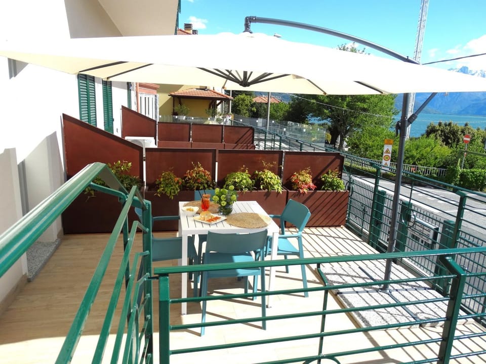 Property building, Balcony/Terrace, Living room