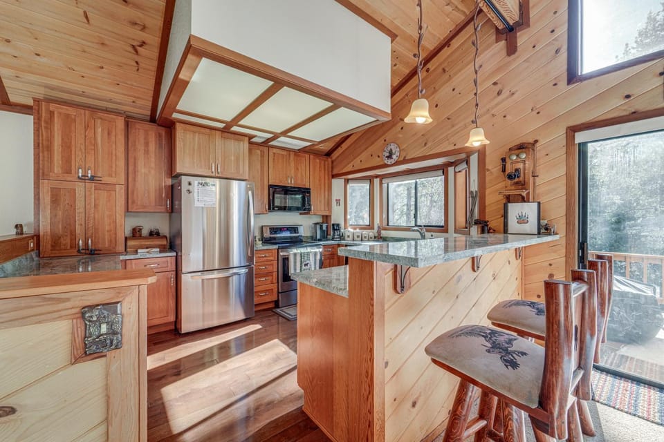 Home 1 Mi to Downhill Ski Resort: Bring Your Pets! House in Truckee