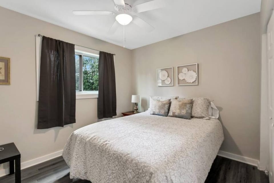 Cozy Cumberland ATL Home w Hot Tub House in Atlanta