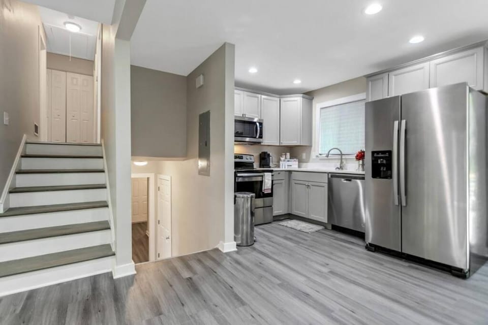 Cozy Cumberland ATL Home w Hot Tub House in Atlanta
